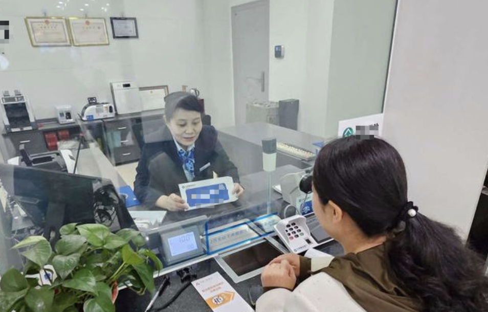 Người phụ nữ mất 71 triệu do ngân hàng chuyển tiền gửi tiết kiệm thành bảo hiểm nhân thọ mà không hay biết.