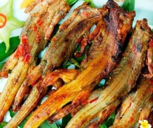 Khách Tây Thử Rắn Mối Nướng: Độc Lạ Nhìn Sợ, Nhưng Ngon Tuyệt!